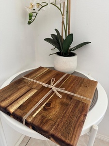 Planche à découper en bois rustique avec un design à bords lisses - Product Image 6