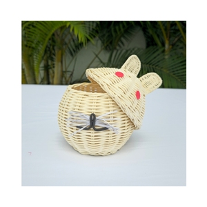 Decoración de conejo de ratán blanco ecológico. Un encantador adorno redondo hecho a mano para salas de estar, oficinas, hoteles y restaurantes. - Product Image 4