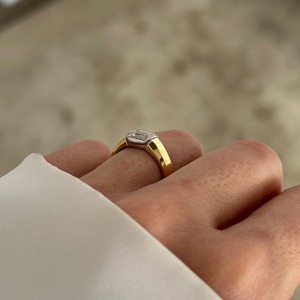 Bague solitaire demi-sertie bicolore en or jaune 18 carats avec diamant de laboratoire taille émeraude au design tendance, certifiée IGI, pour fiançailles et mariage - Product Image 4