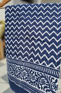 Paréo en coton imprimé à la main, motif chevron indigo, pour femme, style bohème, léger, idéal comme cache-maillot de bain ou tenue de plage. - Product Image 3