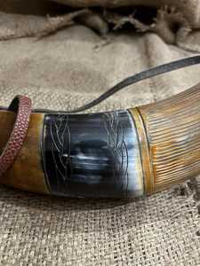 ฮอร์นควายน้ำไวกิ้งทำด้วยมือเป็นมิตรกับสิ่งแวดล้อมพร้อมเข็มขัดหนังสีธรรมชาติแตรเป่าไวกิ้งแกะสลักด้วยมือ: การต่อสู้ยุคกลาง - Product Image 3