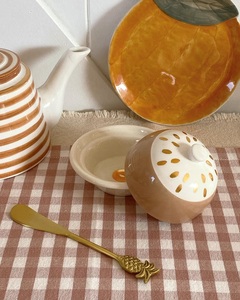 Mantequillera de Estilo Vintage con Tapa de Cúpula, Patrón Decorativo, Acabado Esmaltado Liso, Bandeja Compacta, Elegante Almacenamiento de Mantequilla para Mesa - Product Image 2