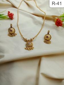 Conjunto de Joyería Tradicional Chapada en Oro con Colgante de Piedra Roja, Pendientes Jhumka, para Novia India, Boda, de Latón Moderno - Product Image 3