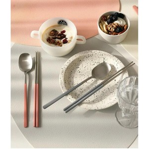 Juego de cubiertos minimalista de acero inoxidable con mangos de colores, resistente al óxido, para uso en catering. - Product Image 6