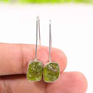 Boucles d'oreilles pendantes en argent sterling avec péridot brut faites à la main, élégantes pierres précieuses vertes - Product Image 6