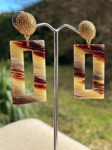 Pendientes de Resina de Moda con Diseño Rectangular Recortado, Patrón Marbrado Marrón Crema y Cuentas Doradas - Product Image 4