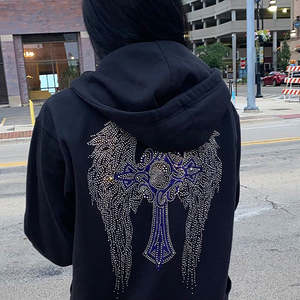 Sweat à capuche zippé pour homme avec ailes d'ange et croix gothique en strass, motif graphique scintillant noir de luxe 2026, style streetwear Y2K, coupe oversize - Product Image 1