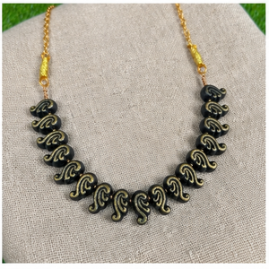 Collier en métal de style antique avec perles noires et chaîne plaquée or, bijoux statement pour femmes, KOTTRAVAI, cadeau pour mariage ou fête - Product Image 4