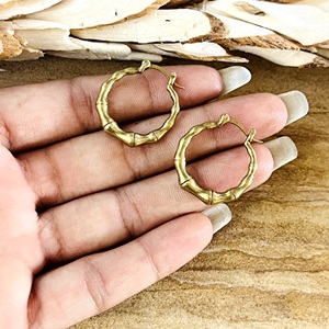Pendientes de Aro de Bambú de Alta Demanda, Pendientes Boho de Latón para Mujer, Bañados en Oro de 18K, Minimalistas, Tipo Huggies, Naturales, para Venta al por Mayor/OEM/ODM - Product Image 2