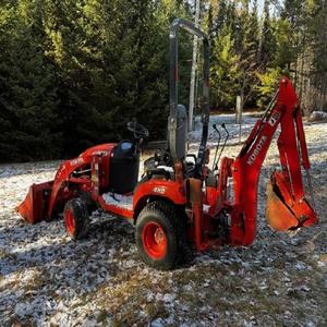 Tracteur compact Kubota BX23S 4x4 durable avec chargeur, pelle rétrocaveuse et tondeuse de 60 pouces, faible nombre d'heures, diesel, robuste et idéal pour le travail. - Product Image 1