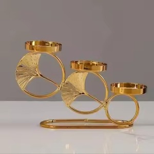 Candelabro Metálico Premium para las Fiestas, Decoración Navideña para Mesa, para Celebraciones Invernales - Product Image 6