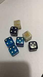 Juego de dados minimalistas de resina, azul, blanco, con puntos dorados, artesanal, coleccionable, para juegos de mesa. - Product Image 3