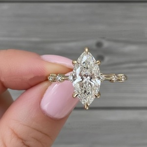 Anillo de Compromiso de Plata 925 con Moissanita Marquise de 2 Quilates, Diseño en V, Chapado en Rodio, Sin Níquel ni Plomo, Talla Personalizable - Product Image 1