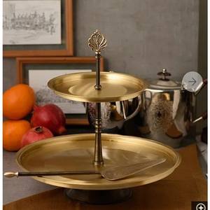 Plateau à dessert décoratif en laiton à deux niveaux avec poignée en anneau pour service de thé, présentation de pâtisseries, décoration intérieure, décoration de table, utilisation en cuisine - Product Image 1