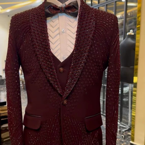 Conjunto de Blazer Bordado Color Borgoña para Hombre con Chaleco y Corbata de Moño – Traje de Diseñador para Bodas y Eventos Formales - Product Image 1