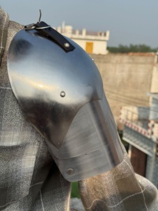 Gorget d'armure de chevalier médiéval avec épaulettes – Costume de cosplay ANAS AHMAD - Product Image 4
