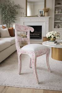 Silla Tradicional de Madera con Incrustaciones de Hueso Rosa y Tapicería Blanca, Respaldo Estilo Queen Anne, Mueble de Salón Hecho a Mano, Estilo Antiguo - Product Image 4