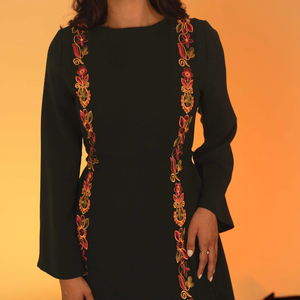 Elegante Thobe Negro para Mujer con Bordado Floral, Manga Larga, Vestido Largo hasta el Suelo, Estilo de Oriente Medio para Uso Diario - Product Image 3