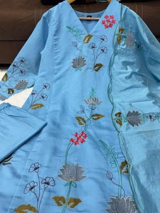 Ensemble Kurti fantaisie en tissu coton Chanderi bicolore avec de magnifiques broderies, idéal pour le bureau et les occasions spéciales. - Product Image 6