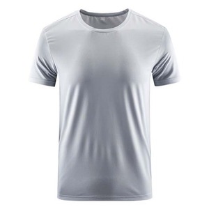 เสื้อยืดคอกลมแขนสั้นสีเทาสำหรับผู้ชาย ทรงปกติ สวมใส่สบาย แห้งเร็ว ผ้าฝ้ายเจอร์ซีย์ 100% โลโก้ด้านหน้า ระบายอากาศได้ดี - Product Image 1