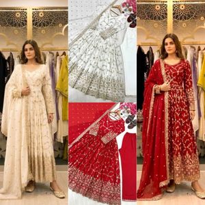 Robe Anarkali en soie chinon lourde de créateur avec bas de robe et dupatta brodé |   Tenue de soirée et de mariage avec broderie miroir de 5 mm - Product Image 3