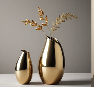 Vase rectangulaire en métal côtelé, or et marbre audacieux, idéal pour la décoration avec de la herbe de la pampa séchée. Disponible à prix de gros. - Product Image 2