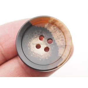 Accessoires de bouton en résine motif corne personnalisé Veste de costume de chemise à 4 trous Manteau en plastique en résine marron fantaisie - Product Image 1