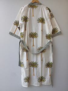 Kimono largo de algodón hecho a mano con estampado de palmeras, cuello en V, con bolsillos y borde a rayas en contraste, ajuste cómodo. - Product Image 4
