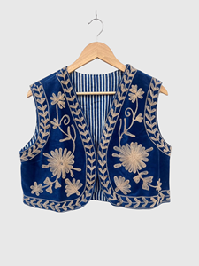Gilet court en velours bleu brodé floral pour femme, style bohème, sans manches, col en V, fait main - Product Image 6