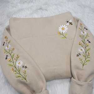 Sweat à capuche brodé Abeille et Marguerite, Sweat-shirt à manches Abeille, Pull Fleurs Sauvages Botaniques, Cadeau Cottagecore pour Amoureux de la Nature, Citation - Product Image 2