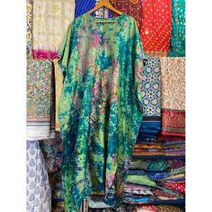 Robe kaftan en soie florale pour femmes Ethinic Craft Hub, idéale pour les vacances ou comme paréo de maillot de bain, Inde - Product Image 3