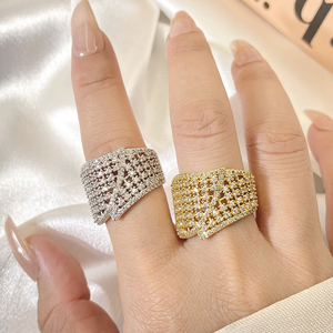 Anillo de banda ancha de oro con moissanita y diamantes pavé entrelazados, anillo llamativo de lujo para mujer, joyería fina - Product Image 5