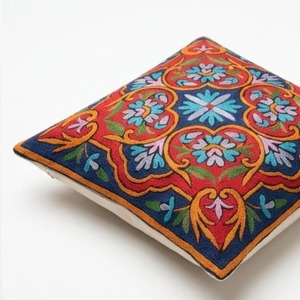 Funda de cojín con bordado Crewel de Cachemira — Arabescos azul marino y rojo con turquesa y dorado - Product Image 3