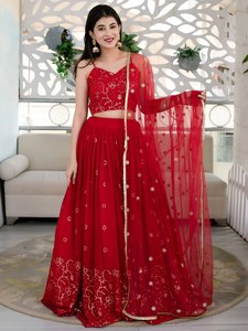 Robe de soirée rouge brodée en satin floral coupe trapèze, style Lehenga Choli avec dupatta en filet, taille empire, style Banarasi, pour réception de mariage - Product Image 6