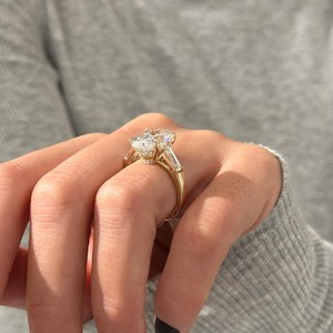 Anillo de Tres Piedras Ovalado y Baguette Cónico de 6 Quilates en Oro Amarillo de 14k, Anillo de Compromiso de Tres Piedras con Corte Catedral, Certificado IGI - Product Image 2