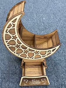 Plateau de service artisanal en bois en forme de croissant de lune et d'étoile, idéal pour la présentation de table festive, le Ramadan, l'Iftar et les réunions familiales de l'Aïd - Product Image 5
