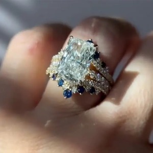 Anillo de Compromiso de Diseño Premium con Moissanita de 7.0 Quilates, Chapado en Oro de 925, Corte Radiante, Plata de Ley, con Pavé de Circonitas Blancas, Anillo de Boda en Oferta - Product Image 1