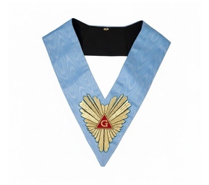 Collar de Maestro Venerable. Collar Masónico en Forma de V Grand Glory con Insignia de Corazón Dorado Bordado, Tela Azul, Estilo Clásico, para Coser - Product Image 1