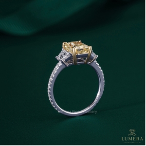 แหวนเพชรทรงคลาสสิคสีเหลืองสดใส ทอง 18K แหวนหมั้นเพชรสามเม็ด เพชรเลี้ยงในห้องแล็บหรือเพชรธรรมชาติ - Product Image 4
