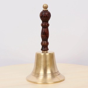 Campana de mano de latón premium con mango de madera para servicios de oración escolares y sonido claro, campana de mano de latón para decoración exterior. - Product Image 5