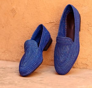 Mocassins en raphia tissés à la main : artisanat marocain bleu - Product Image 1