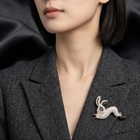 Broche Lapin Glacé en Moissanite, Épingle Lapin en Argent 925 Plaqué Or 14K, Bijou Animal, Broche de Luxe Minimaliste pour Fiançailles