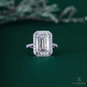 Bague de fiançailles de luxe en or blanc 18 carats avec diamant de laboratoire taille émeraude 6,06 carats, halo caché et pavé, bijoux personnalisés directement de l'usine - Product Image 1