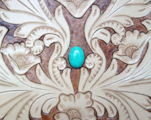 Sac bandoulière vintage en cuir véritable avec décorations florales gravées à la main sur le panneau avant, franges et clous turquoise - Product Image 5