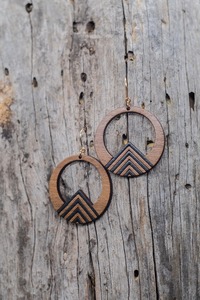 Pendientes Circulares de Madera con Incrustaciones Geométricas y Cierre de Gancho Dorado - Product Image 6