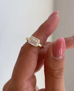 SATVIK RATNA Bague de fiançailles en or 14 carats avec diamant de laboratoire taille émeraude de 2 carats certifié IGI, sertie en clos large style cigare Est/Ouest - Product Image 3