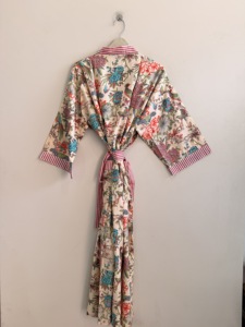 Kimono de algodón puro con estampado floral hecho a mano - ligero, cómodo y suave, ideal como ropa de dormir y para estar en casa. - Product Image 3