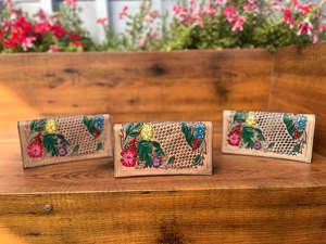 Nuevas carteras plegables de cuero hechas a mano reales, carteras diseñadas para mujeres, carteras elegantes únicas de cuero con herramientas de Venta caliente - Product Image 2