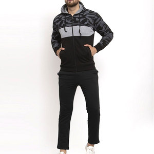 Conjunto deportivo de dos piezas para hombre, elegante y cómodo, ideal para uso diario informal y atuendos urbanos. - Product Image 1