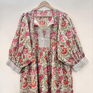 Tunique en coton écologique à imprimé floral fait main, col en V, manches 3/4, ourlet à volants en dentelle, lavable, taille naturelle - Product Image 3